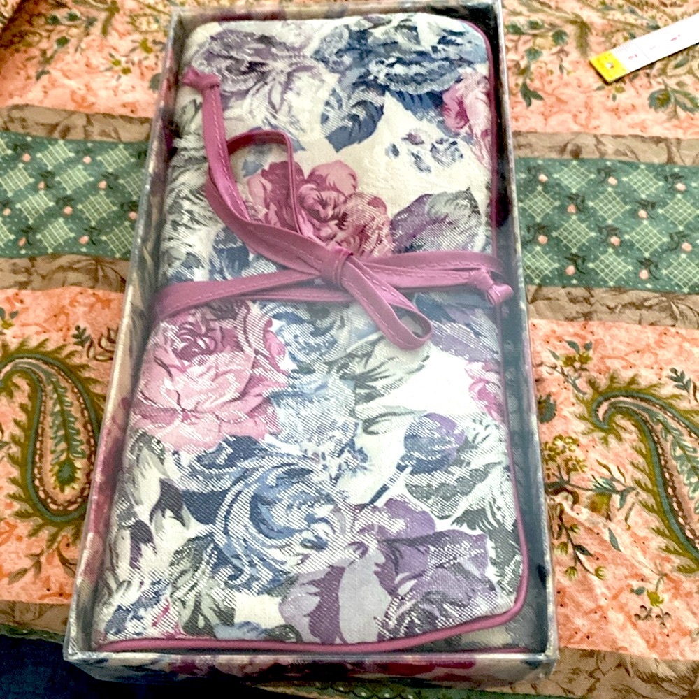 Vintage Cotton Mauve and Cream Floral Jewelry Folder. Orig Box. NWT Made Taiwan